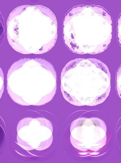 Manufakturen-Blog-PopArt-Projekt: Teller XI (Fahnen), lila (Foto: Wigmar Bressel) - basierend auf einem Foto bei Weimar-Porzellan, der Porzellanmanufaktur in Blankenhain; es handelt sich um Teller an einer Wand mit historischen Dekoren aus mehr als 200 Jahren der langen Firmengeschichte (1790 - 2018)...