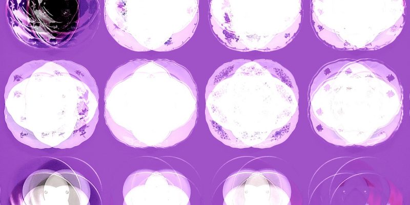 Manufakturen-Blog-PopArt-Projekt: Teller XI (Fahnen), lila (Foto: Wigmar Bressel) - basierend auf einem Foto bei Weimar-Porzellan, der Porzellanmanufaktur in Blankenhain; es handelt sich um Teller an einer Wand mit historischen Dekoren aus mehr als 200 Jahren der langen Firmengeschichte (1790 - 2018)...