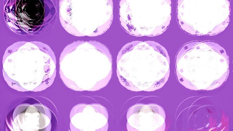 Manufakturen-Blog-PopArt-Projekt: Teller XI (Fahnen), lila (Foto: Wigmar Bressel) - basierend auf einem Foto bei Weimar-Porzellan, der Porzellanmanufaktur in Blankenhain; es handelt sich um Teller an einer Wand mit historischen Dekoren aus mehr als 200 Jahren der langen Firmengeschichte (1790 - 2018)...