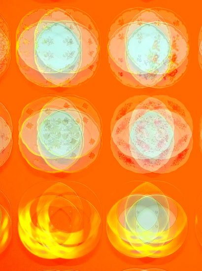 Manufakturen-Blog-PopArt-Projekt: Teller X (Fahnen), orange (Foto: Wigmar Bressel) - basierend auf einem Foto bei Weimar-Porzellan,der Porzellanmanufaktur in Blankenhain; es handelt sich um Teller an einer Wand mit historischen Dekoren aus mehr als 200 Jahren der langen Firmengeschichte (1790 - 2018)...