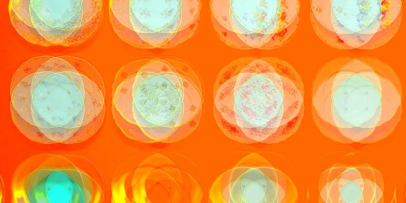 Manufakturen-Blog-PopArt-Projekt: Teller X (Fahnen), orange (Foto: Wigmar Bressel) - basierend auf einem Foto bei Weimar-Porzellan,der Porzellanmanufaktur in Blankenhain; es handelt sich um Teller an einer Wand mit historischen Dekoren aus mehr als 200 Jahren der langen Firmengeschichte (1790 - 2018)...