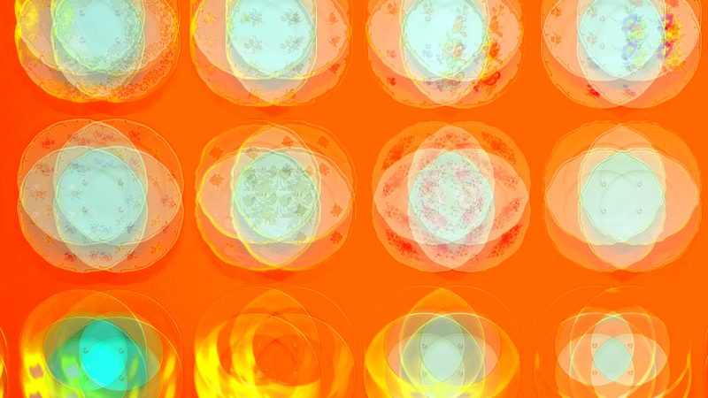 Manufakturen-Blog-PopArt-Projekt: Teller X (Fahnen), orange (Foto: Wigmar Bressel) - basierend auf einem Foto bei Weimar-Porzellan, der Porzellanmanufaktur in Blankenhain; es handelt sich um Teller an einer Wand mit historischen Dekoren aus mehr als 200 Jahren der langen Firmengeschichte (1790 - 2018)...