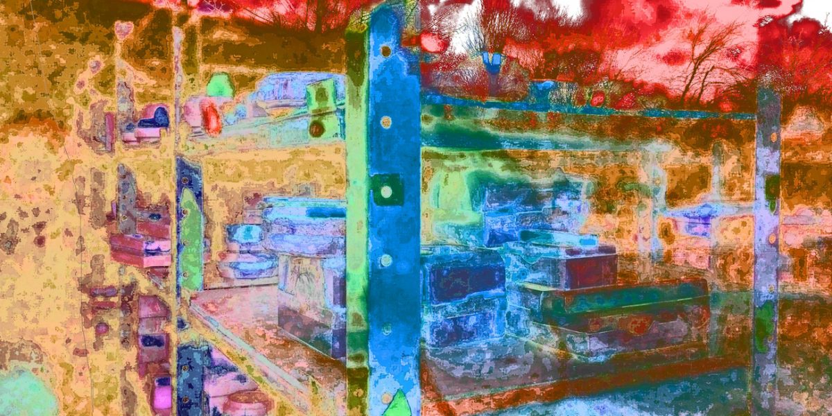 Manufakturen-Blog-PopArt-Projekt: Formen VI, blau (Foto: Wigmar Bressel) - basierend auf einem Foto durch eine Fensterscheibe in ein Formenlager von Weimar-Porzellan (1790 - 2018), der Porzellanmanufaktur im thüringischen Blankenhain