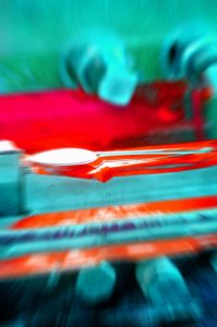 Manufakturen-Blog-PopArt-Projekt: Die Presse, jade (Foto: Wigmar Bressel) - basierend auf einem Foto von Martin Specht beim Prägen in der Silberwarenmanufaktur Wilkens in Bremen-Hemelingen