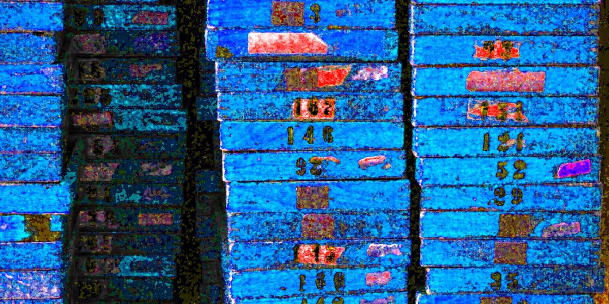 Manufakturen-Blog-PopArt-Projekt: Arbeitsbretter I, blau (Foto: Wigmar Bressel) - basierend auf einem Foto in der Produktion der Medaillen- und Manschettenknopf-Manufaktur Deumer in Lüdenscheid