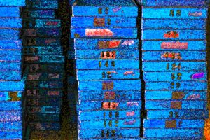 Manufakturen-Blog-PopArt-Projekt: Arbeitsbretter I, blau (Foto: Wigmar Bressel) - basierend auf einem Foto in der Produktion der Medaillen- und Manschettenknopf-Manufaktur Deumer in Lüdenscheid