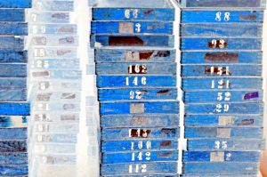 Manufakturen-Blog-PopArt-Projekt: Arbeitsbretter I, hellblau (Foto: Wigmar Bressel) - basierend auf einem Foto in der Produktion der Medaillen- und Manschettenknopf-Manufaktur Deumer in Lüdenscheid