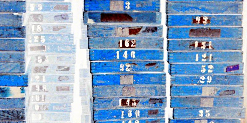 Manufakturen-Blog-PopArt-Projekt: Arbeitsbretter I, hellblau (Foto: Wigmar Bressel) - basierend auf einem Foto in der Produktion der Medaillen- und Manschettenknopf-Manufaktur Deumer in Lüdenscheid