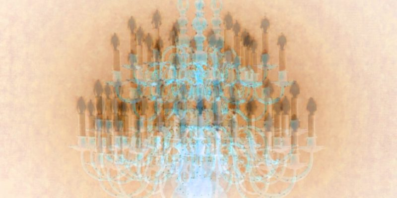 Manufakturen-Blog-PopArt-Projekt: Der Kronleuchter, sandfarben (Foto: Wigmar Bressel) - basierend auf einem Foto der LMW Leuchten-Manufactur in Wurzen von einem ihrer berühmten Kronleuchter