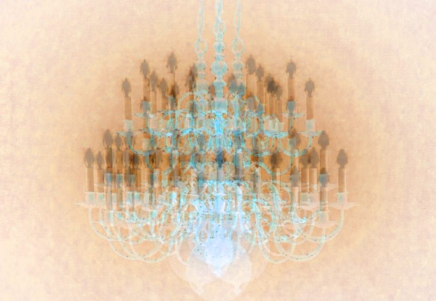 Manufakturen-Blog-PopArt-Projekt: Der Kronleuchter, sandfarben (Foto: Wigmar Bressel) - basierend auf einem Foto der LMW Leuchten-Manufactur in Wurzen von einem ihrer berühmten Kronleuchter