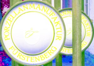 Manufakturen-Blog-PopArt-Projekt: Fürstenberg, neongelb (Foto: Wigmar Bressel) - basierend auf einem Foto von Martin Specht vom Eingangstor zur Porzellanmanufaktur Fürstenberg in Fürstenberg an der Weser