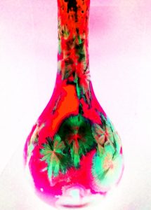 Manufakturen-Blog-PopArt-Projekt: Vase, zinoberrot (Foto: Wigmar Bressel) - basierend auf einem Foto von einer Vase mit Kristallglasur am Messestand der Porzellanmanufaktur Meissen auf der Frankfurter Messe 'Ambiente 2019'