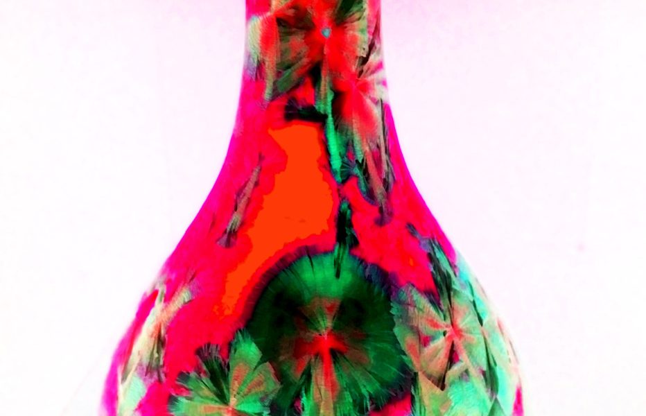 Manufakturen-Blog-PopArt-Projekt: Vase, zinoberrot (Foto: Wigmar Bressel) - basierend auf einem Foto von einer Vase mit Kristallglasur am Messestand der Porzellanmanufaktur Meissen auf der Frankfurter Messe 'Ambiente 2019'