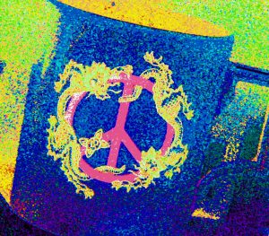 Manufakturen-Blog-PopArt-Projekt: Peace Mug, blaugelb (Ukraine-Version) (Foto: Wigmar Bressel) - basierend auf einem Foto in der 'Erlebniswelt Meissen' von einem der neuen Kaffeebecher aus der Produktion der Porzellanmanufaktur Meissen