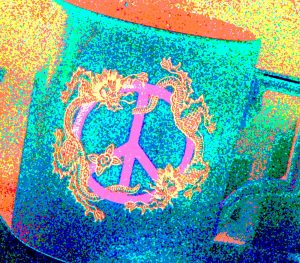 Manufakturen-Blog-PopArt-Projekt: Peace Mug, ocean (Foto: Wigmar Bressel) - basierend auf einem Foto in der 'Erlebniswelt Meissen' von einem der neuen Kaffeebecher aus der Produktion der Porzellanmanufaktur Meissen