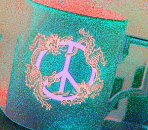 Manufakturen-Blog-PopArt-Projekt: Peace Mug, jade (Foto: Wigmar Bressel) - basierend auf einem Foto in der 'Erlebniswelt Meissen' von einem der neuen Kaffeebecher aus der Produktion der Porzellanmanufaktur Meissen
