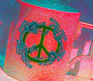 Manufakturen-Blog-PopArt-Projekt: Peace Mug, magenta (Foto: Wigmar Bressel) - basierend auf einem Foto in der 'Erlebniswelt Meissen' von einem der neuen Kaffeebecher aus der Produktion der Porzellanmanufaktur Meissen