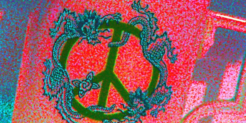 Manufakturen-Blog-PopArt-Projekt: Peace Mug, magenta (Foto: Wigmar Bressel) - basierend auf einem Foto in der 'Erlebniswelt Meissen' von einem der neuen Kaffeebecher aus der Produktion der Porzellanmanufaktur Meissen