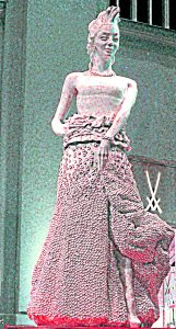 Manufakturen-Blog-PopArt-Projekt: Rosa Saxonia (Foto: Wigmar Bressel) - basierend auf einem Foto in der 'Erlebniswelt' der Porzellanmanufaktur Meissen in der Meißener Talstraße; die 1,80 Meter hohe Plastik stammt von Jörg Danielczyk und wurde zum 25jährigen Jubiläum der Deutschen Einheit geschaffen.