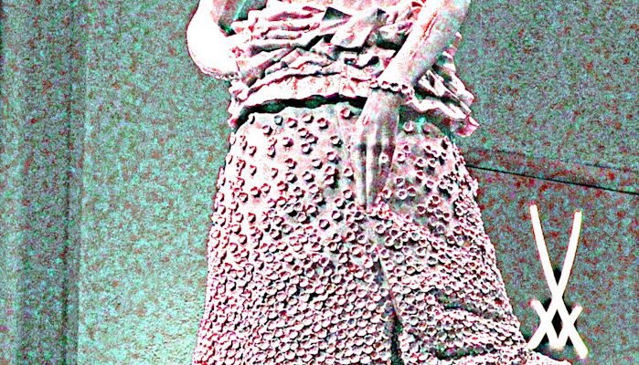 Manufakturen-Blog-PopArt-Projekt: Rosa Saxonia (Foto: Wigmar Bressel) - basierend auf einem Foto in der 'Erlebniswelt' der Porzellanmanufaktur Meissen in der Meißener Talstraße; die 1,80 Meter hohe Plastik stammt von Jörg Danielczyk und wurde zum 25jährigen Jubiläum der Deutschen Einheit geschaffen.