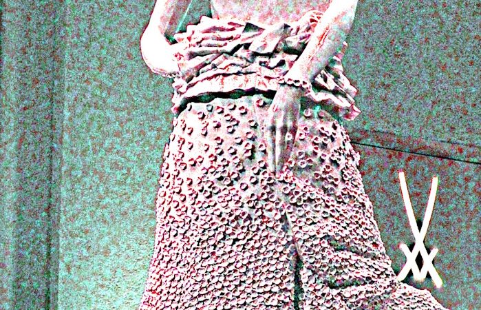 Manufakturen-Blog-PopArt-Projekt: Rosa Saxonia (Foto: Wigmar Bressel) - basierend auf einem Foto in der 'Erlebniswelt' der Porzellanmanufaktur Meissen in der Meißener Talstraße; die 1,80 Meter hohe Plastik stammt von Jörg Danielczyk und wurde zum 25jährigen Jubiläum der Deutschen Einheit geschaffen.