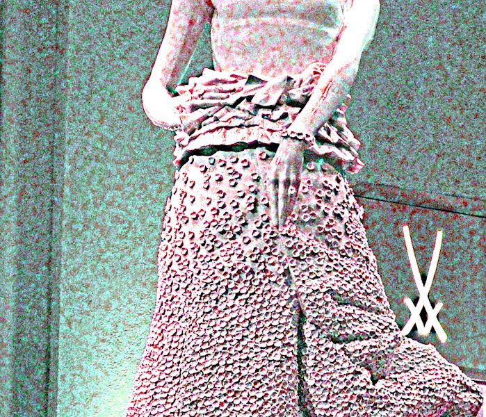 Manufakturen-Blog-PopArt-Projekt: Rosa Saxonia (Foto: Wigmar Bressel) - basierend auf einem Foto in der 'Erlebniswelt' der Porzellanmanufaktur Meissen in der Meißener Talstraße; die 1,80 Meter hohe Plastik stammt von Jörg Danielczyk und wurde zum 25jährigen Jubiläum der Deutschen Einheit geschaffen.