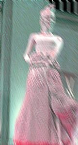 Manufakturen-Blog-PopArt-Projekt: Rosa Saxonia im Regen (Foto: Wigmar Bressel) - basierend auf einem Foto in der 'Erlebniswelt' der Porzellanmanufaktur Meissen in der Meißener Talstraße; die 1,80 Meter hohe Plastik stammt von Jörg Danielczyk und wurde zum 25jährigen Jubiläum der Deutschen Einheit geschaffen.