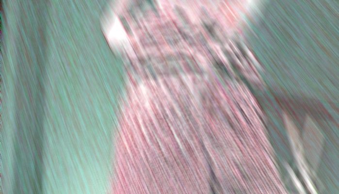 Manufakturen-Blog-PopArt-Projekt: Rosa Saxonia im Regen (Foto: Wigmar Bressel) - basierend auf einem Foto in der 'Erlebniswelt' der Porzellanmanufaktur Meissen in der Meißener Talstraße; die 1,80 Meter hohe Plastik stammt von Jörg Danielczyk und wurde zum 25jährigen Jubiläum der Deutschen Einheit geschaffen.