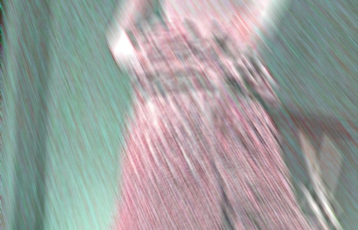 Manufakturen-Blog-PopArt-Projekt: Rosa Saxonia im Regen (Foto: Wigmar Bressel) - basierend auf einem Foto in der 'Erlebniswelt' der Porzellanmanufaktur Meissen in der Meißener Talstraße; die 1,80 Meter hohe Plastik stammt von Jörg Danielczyk und wurde zum 25jährigen Jubiläum der Deutschen Einheit geschaffen.