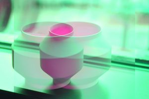 Manufakturen-Blog-PopArt-Projekt: Zwei Windlichter, rosa / lindgrün (Foto: Wigmar Bressel) - basierend auf einem Foto eines Windlichts von Mark Braun aus der Produktion der Königlichen Porzellanmanufaktur im KPM Hotel & Residences