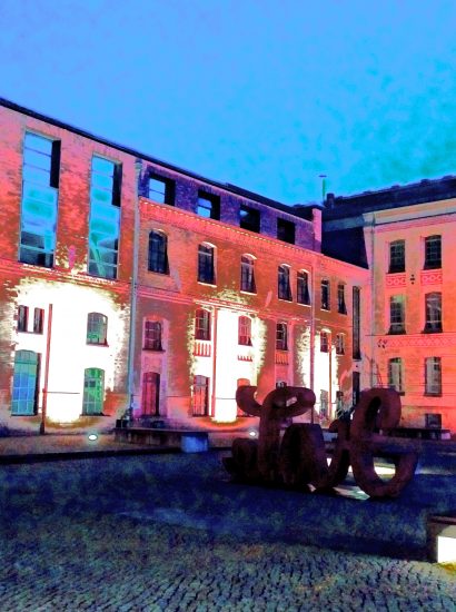 Manufakturen-Blog-PopArt-Projekt: Die Königliche Porzellan-Manufaktur III (Nacht), lachsfarben (Foto: Wigmar Bressel) - basierend auf einem Foto des KPM-Quartiers in der Wegelystraße in Berlin