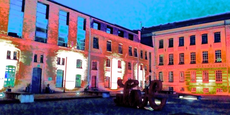 Manufakturen-Blog-PopArt-Projekt: Die Königliche Porzellan-Manufaktur III (Nacht), lachsfarben (Foto: Wigmar Bressel) - basierend auf einem Foto des KPM-Quartiers in der Wegelystraße in Berlin
