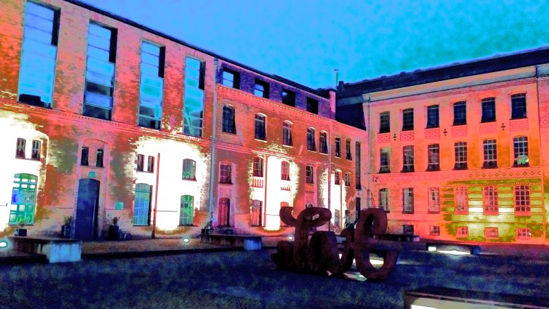 Manufakturen-Blog-PopArt-Projekt: Die Königliche Porzellan-Manufaktur III (Nacht), lachsfarben (Foto: Wigmar Bressel) - basierend auf einem Foto des KPM-Quartiers in der Wegelystraße in Berlin