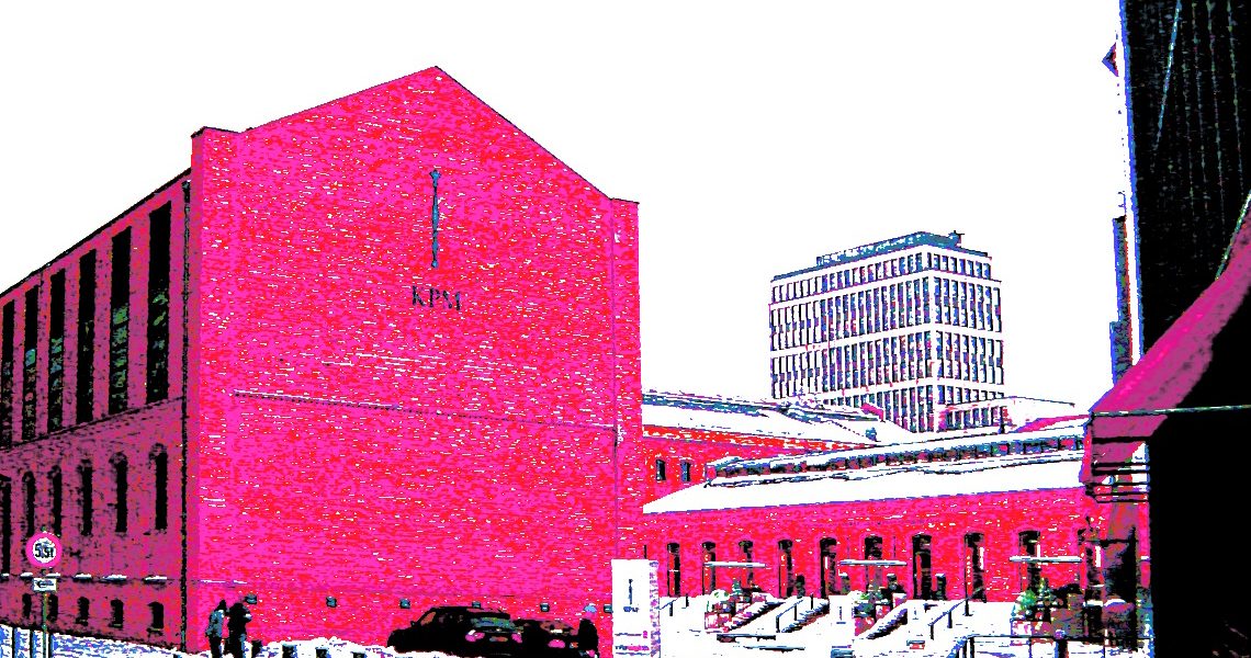 Manufakturen-Blog-PopArt-Projekt: Die Königliche Porzellan-Manufaktur II (Winter), magenta (Foto: Wigmar Bressel) - basierend auf einem Foto des KPM-Quartiers in der Wegelystraße in Berlin