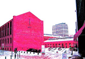 Manufakturen-Blog-PopArt-Projekt: Die Königliche Porzellan-Manufaktur II (Winter), magenta (Foto: Wigmar Bressel) - basierend auf einem Foto des KPM-Quartiers in der Wegelystraße in Berlin