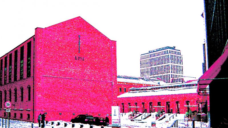 Manufakturen-Blog-PopArt-Projekt: Die Königliche Porzellan-Manufaktur II (Winter), magenta (Foto: Wigmar Bressel) - basierend auf einem Foto des KPM-Quartiers in der Wegelystraße in Berlin
