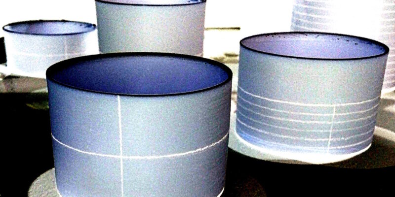 Manufakturen-Blog-PopArt-Projekt: Crossallover, blue (Foto: Wigmar Bressel) - basierend auf einem Foto von Gefäßen am Messestand von Schoemig-Porzellan auf der Frankfurter 'Ambiente' 2020