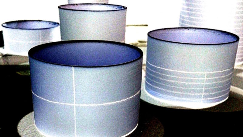 Manufakturen-Blog-PopArt-Projekt: Crossallover, blue (Foto: Wigmar Bressel) - basierend auf einem Foto von Gefäßen am Messestand von Schoemig-Porzellan auf der Frankfurter 'Ambiente' 2020
