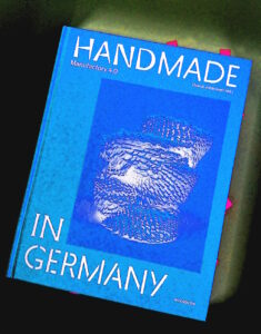 Manufakturen-Blog-PopArt-Projekt: Buch 'Handmade in Germany' 4.0' mit weißer Schrift (Foto: Wigmar Bressel) - basierend auf einem Foto vom Buch von Pascal Johanssen vom Direktorenhaus in Berlin über Manufakturen und bestes Kunsthandwerk