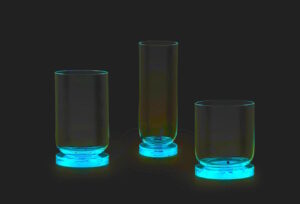 Manufakturen-Blog-PopArt-Projekt: Jubiläumsgläser, blau (Foto: Wigmar Bressel) - basierend auf einem Foto der Freiherr von Poschinger Glasmanufaktur von den Jubiläumsgläsern mit gegossenen Füßen und mundgeblasenen Kelchen zum 450jährigen Bestehen der Glashütte nach dem Entwurf von Sebastian Herkner