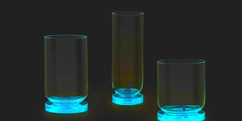 Manufakturen-Blog-PopArt-Projekt: Jubiläumsgläser, blau (Foto: Wigmar Bressel) - basierend auf einem Foto der Freiherr von Poschinger Glasmanufaktur von den Jubiläumsgläsern mit gegossenen Füßen und mundgeblasenen Kelchen zum 450jährigen Bestehen der Glashütte nach dem Entwurf von Sebastian Herkner