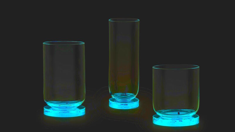 Manufakturen-Blog-PopArt-Projekt: Jubiläumsgläser, blau (Foto: Wigmar Bressel) - basierend auf einem Foto der Freiherr von Poschinger Glasmanufaktur von den Jubiläumsgläsern mit gegossenen Füßen und mundgeblasenen Kelchen zum 450jährigen Bestehen der Glashütte nach dem Entwurf von Sebastian Herkner