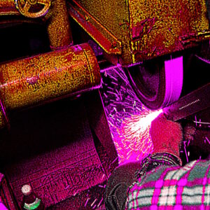 Manufakturen-Blog-PopArt-Projekt: Lila Schleifen (Foto: Wigmar Bressel) - basierend auf einem Foto in der Produkton bei GKS-Leuchten Gebr. Knapstein in Sundern; am Schleifband sprühen bei den sogenannten 'unedlen' Metallen die Funken...