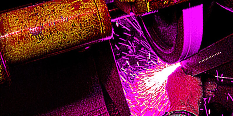 Manufakturen-Blog-PopArt-Projekt: Lila Schleifen (Foto: Wigmar Bressel) - basierend auf einem Foto in der Produktion bei GKS-Leuchten Gebr. Knapstein in Sundern; am Schleifband sprühen bei den sogenannten 'unedlen' Metallen die Funken...