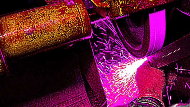Manufakturen-Blog-PopArt-Projekt: Lila Schleifen (Foto: Wigmar Bressel) - basierend auf einem Foto in der Produktion bei GKS-Leuchten Gebr. Knapstein in Sundern; am Schleifband sprühen bei den sogenannten 'unedlen' Metallen die Funken...