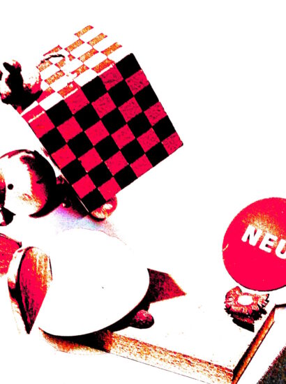Manufakturen-Blog-PopArt-Projekt: Geschenk mit Maus, rot & neu (Foto: Wigmar Bressel) - basierend auf einem Foto am Messestand von Günter Reichels Werkstatt moderner Figurenbildnerei auf der 'Ambiente' 2020 in Frankfurt am Main