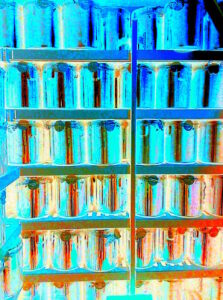 Manufakturen-Blog-PopArt-Projekt: Dosen, blau (Foto: Wigmar Bressel) - basierend auf einem Foto im Gefrierraum in der Produktion von Henry's Eismanufaktur in Saarbrücken