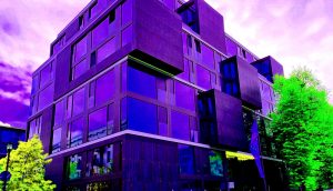 Manufakturen-Blog-PopArt-Projekt: KPM Hotel & Residences I, violett (Foto: Wigmar Bressel) - basierend auf einem Foto des Hotels der Königlichen Porzellanmanufaktur (Englische Straße 6) in Berlin - im gesamten Hotel speist und trinkt man aus KPM-Porzellan; außerdem sind dort viele Original-Plastiken aus der benachbarten Manufaktur zu sehen und es bietet einen schönen Blick auf den Hof der Produktion.