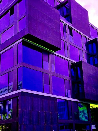 Manufakturen-Blog-PopArt-Projekt: KPM Hotel & Residences I, violett (Foto: Wigmar Bressel) - basierend auf einem Foto des Hotels der Königlichen Porzellanmanufaktur (Englische Straße 6) in Berlin - im gesamten Hotel speist und trinkt man aus KPM-Porzellan; außerdem sind dort viele Original-Plastiken aus der benachbarten Manufaktur zu sehen und es bietet einen schönen Blick auf den Hof der Produktion.