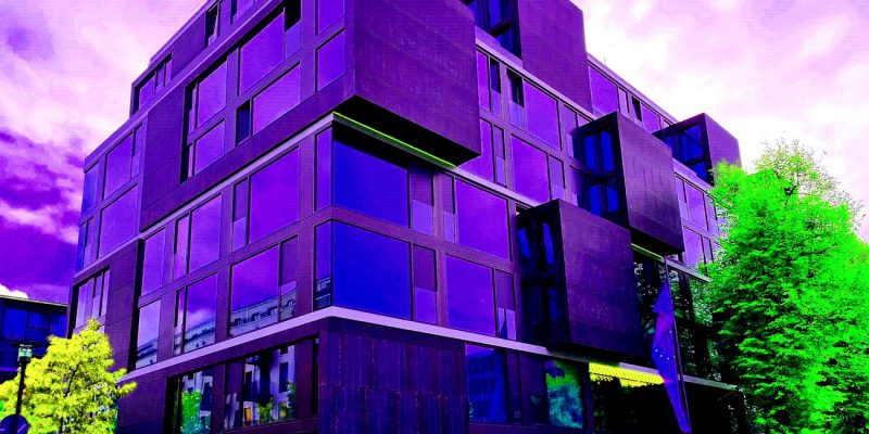 Manufakturen-Blog-PopArt-Projekt: KPM Hotel & Residences I, violett (Foto: Wigmar Bressel) - basierend auf einem Foto des Hotels der Königlichen Porzellanmanufaktur (Englische Straße 6) in Berlin - im gesamten Hotel speist und trinkt man aus KPM-Porzellan; außerdem sind dort viele Original-Plastiken aus der benachbarten Manufaktur zu sehen und es bietet einen schönen Blick auf den Hof der Produktion.
